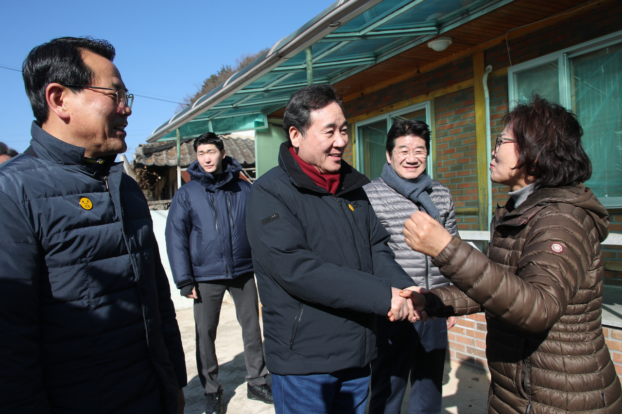 이낙연(가운데) 국무총리가 주말인 11일 태풍 ‘미탁’ 피해복구 현장인 경북 울진군 기성면 삼산1리의 골말마을을 방문해 현장을 둘러보며 점검하고 있다. ［연합］