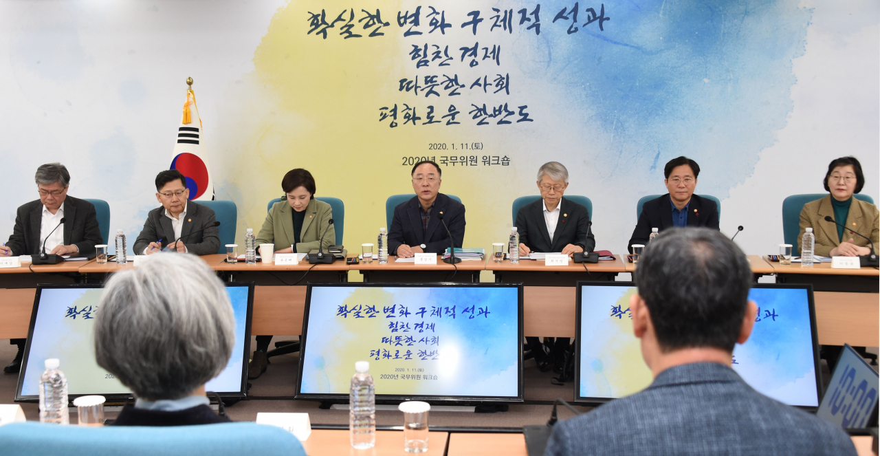 홍남기 (가운데) 부총리 겸 기획재정부 장관이 11일 국가공무원 인재개발원 과천분원에서 열린 '2020년 국무위원 워크숍'에 참석,모두발언을 하고 있다.［기획재정부 제공］