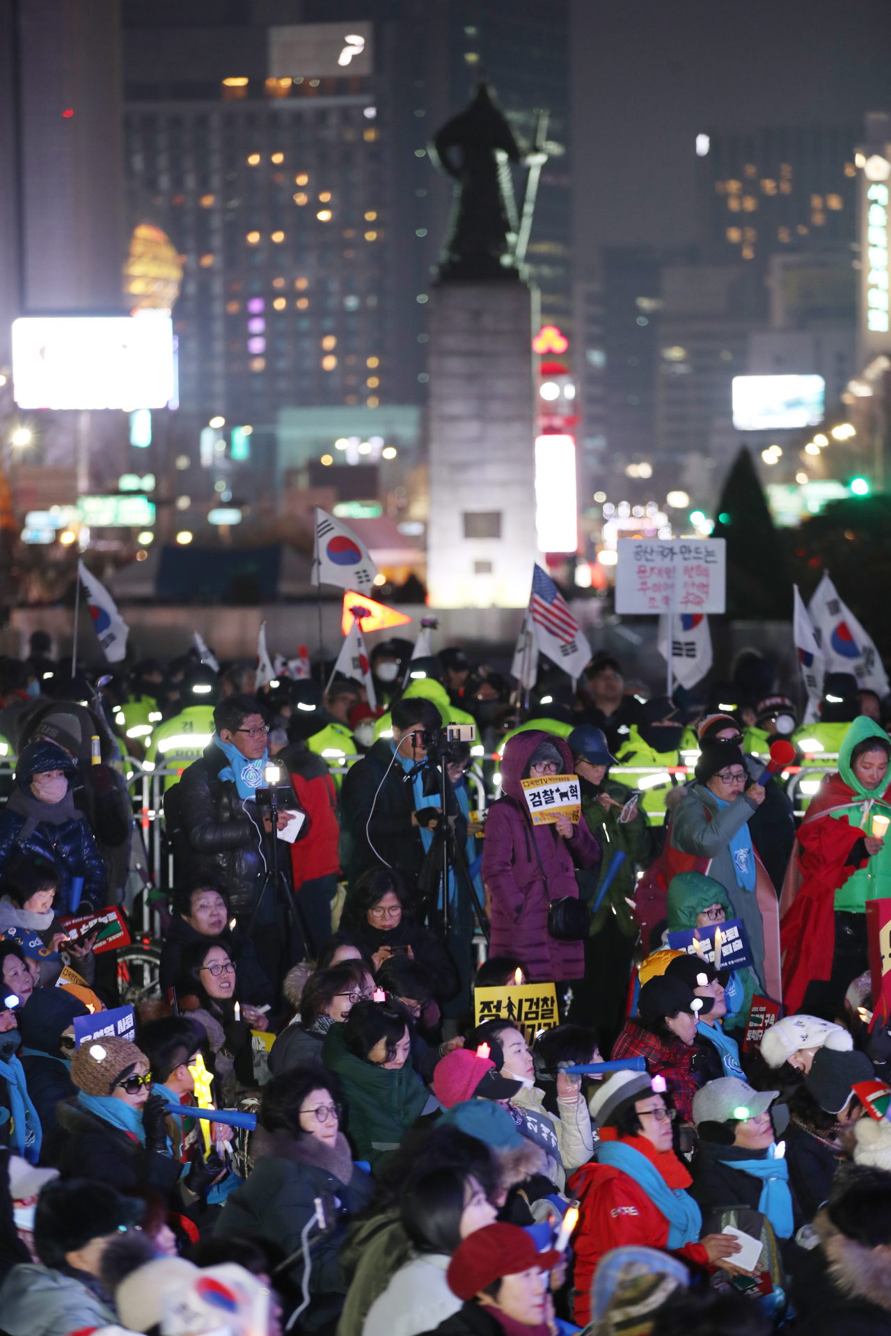 11일 서울 광화문광장 일대에서 윤석열 검찰총장 사퇴와 검찰개혁 등을 촉구하는 '2020 광화문탈환 촛불문화제'와 보수단체 회원들이 맞불집회가 경찰 펜스를 사이에 두고 동시에 열리고 있다. [연합뉴스]