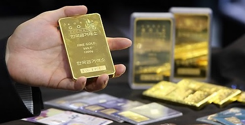 서울 종로구 한국금거래소에서 이 업체 관계자가 골드바를 들어 보이고 있는 모습(사진은 기사 내용과 관련없음). [연합]