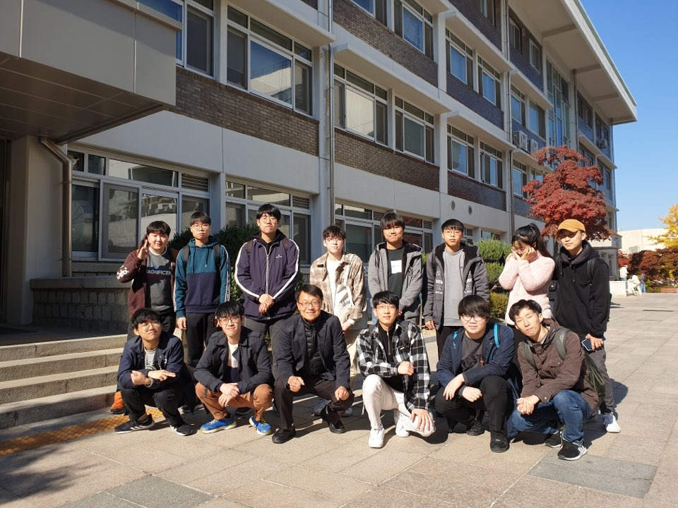 지난해 11월 9일 열린 제38회 대학생 수학 경시대회에 앞서 인하대 수학과 학생들과 지도 교수가 기념촬영을 하고 있는 모습. 이 대회 은상 수상자 이성종(뒷줄 왼쪽 네 번째) 씨, 동상 수상자 차재혁 씨, 송용진 인하대 수학과 교수, 은상 수상자 임윤후(이상 앞줄 왼쪽 두 번째부터) 씨. [인하대 제공]