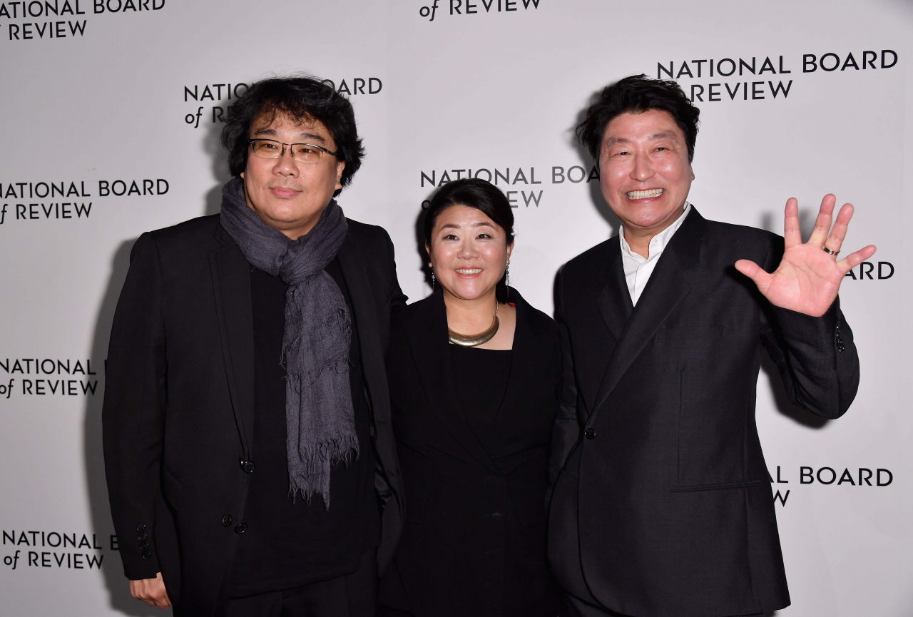 영화 '기생충'의 봉준호 감독(왼쪽부터)과 배우 이정은, 송강호가 8일(현지시간) 미국 뉴욕 시에서 열린 2020 전미 비평가위원회 시상식 갈라에 참석하고 있다. [연합뉴스]