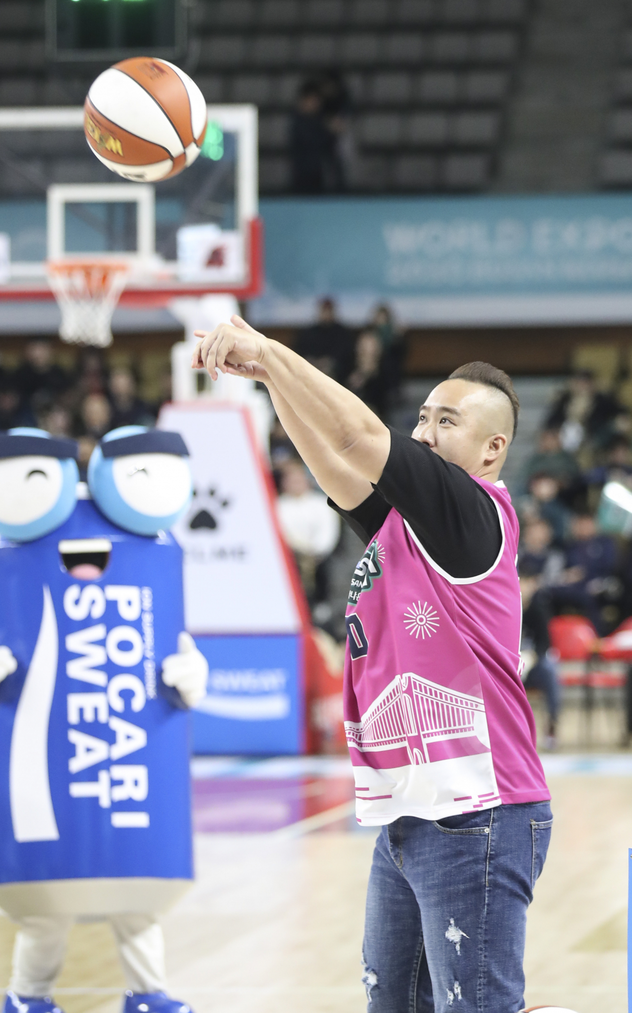 12일 부산 금정구 스포원파크 BNK 센터에서 열린 여자프로농구 올스타전에 초청받은 프로야구 유희관이 슛을 하고 있다. [연합]