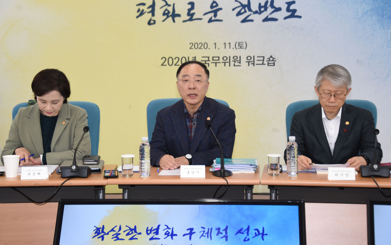 홍남기 부총리 겸 기획재정부 장관이 11일 국가공무원 인재개발원 과천분원에서 열린 '2020년 국무위원 워크숍'에 참석, 발언하고 있다. ［연합］