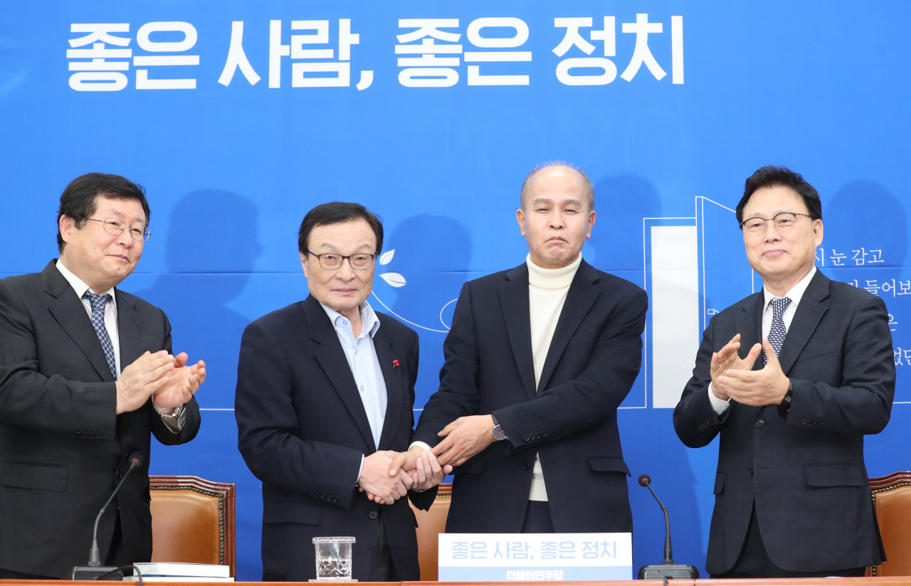 더불어민주당 이해찬 대표가 12일 오후 서울 여의도 국회에서 민주당 인재영입 7호인 이용우 카카오뱅크 공동대표와 인사하고 있다. 왼쪽부터 설훈 의원, 이해찬 대표, 이용우 카카오뱅크 공동대표, 박광온 의원. [연합]