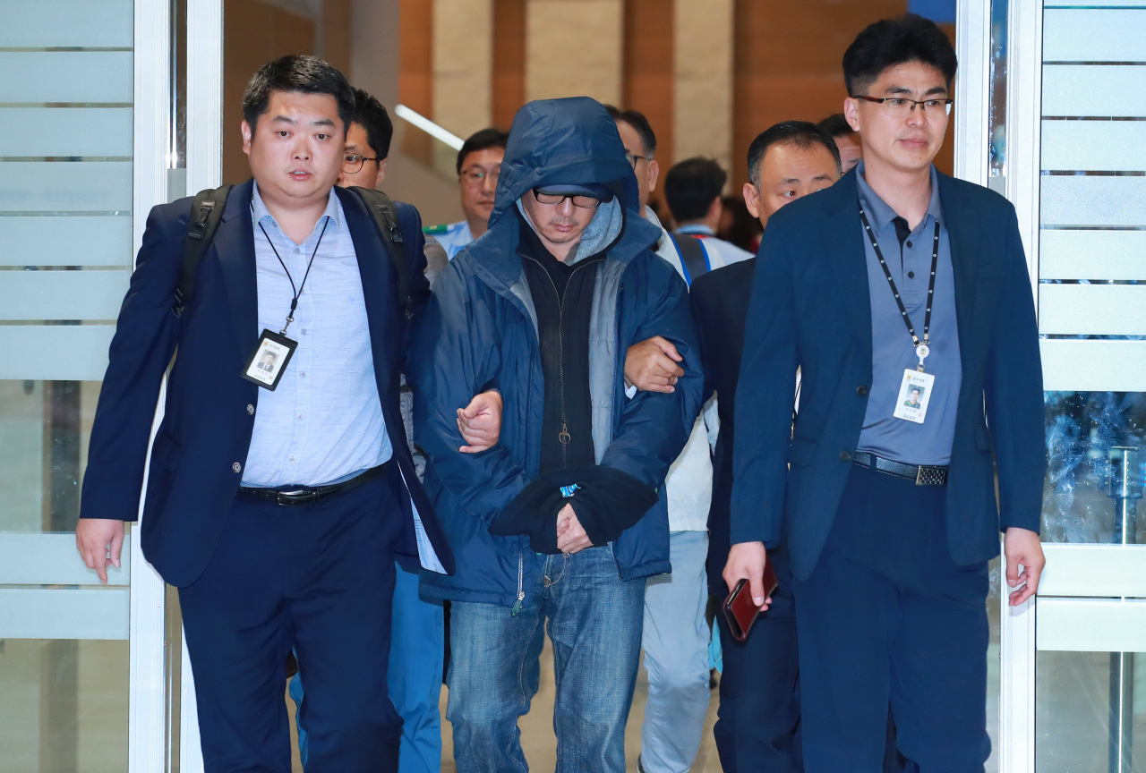 도피 21년 만에 중미 국가인 파나마에서 붙잡힌 정태수 전 한보그룹 회장의 아들 정한근 씨가 2019년 6월 22일 오후 국적기로 아랍에미리트 두바이에서 인천국제공항 제2터미널에 도착해 입국장을 나오고 있다. [연합뉴스]