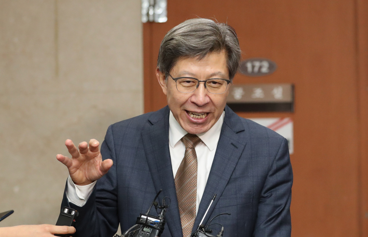 보수·중도진영에 속한 정당·시민단체들이 구성하기로 한 '혁신통합추진위원회'의 위원장을 맡게 된 박형준 정치플랫폼 '자유와공화' 공동의장이 9일 오후 국회 정론관에서 기자회견을 마치고 기자들의 질문에 답변하고 있다. [연합]