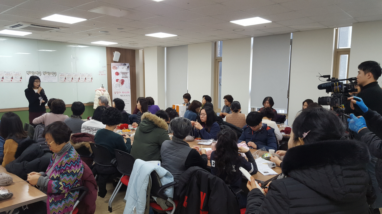 지난해 열린 설맞이 따스미 목도리 뜨기 행사 모습. [강남구 제공]