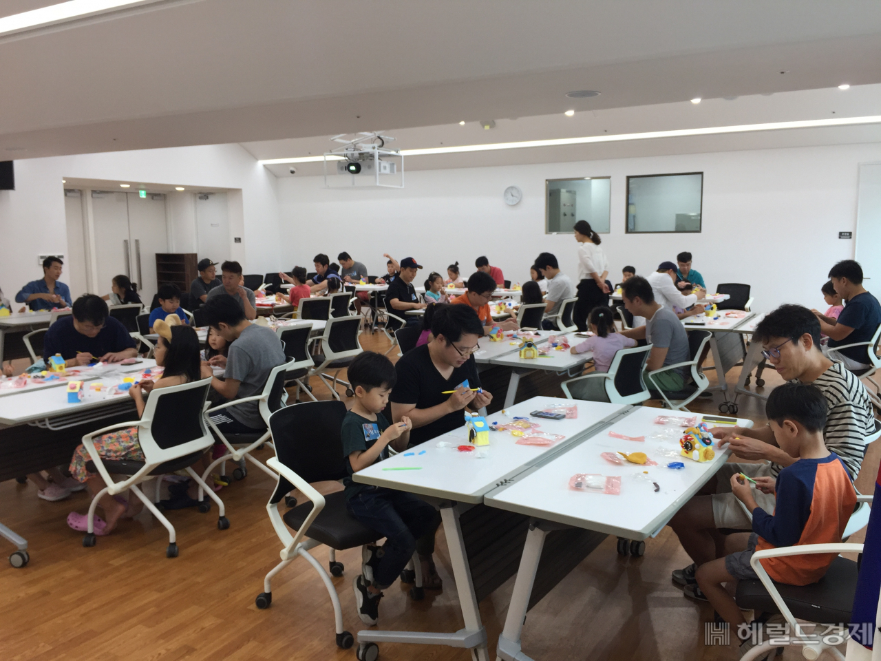 아빠와 아이가 만들기 수업에 참여하고 있다. [서초구 제공]
