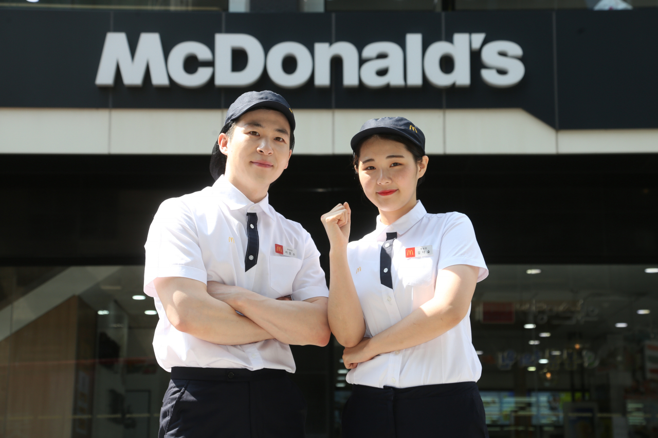 맥도날드가 올해 대대적인 정규직 직원 채용에 나선다. 사진은 맥도날드 직원들 [제공=한국맥도날드]