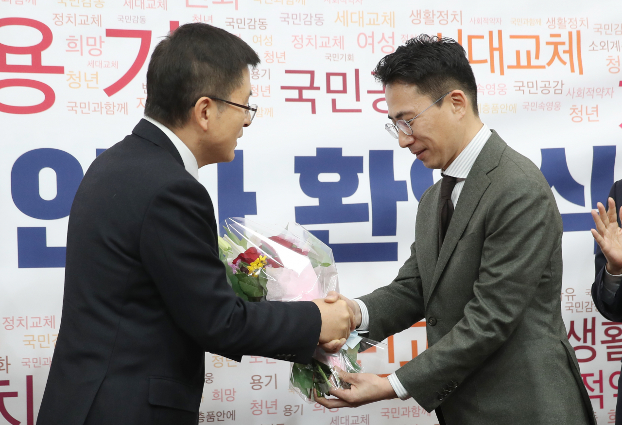 제21대 총선을 앞두고 자유한국당에 영입된 '극지탐험가' 남영호 씨가 13일 국회에서 열린 한국당 영입인사 환영식에서 황교안 대표에게 꽃다발을 받고 있다. [연합]