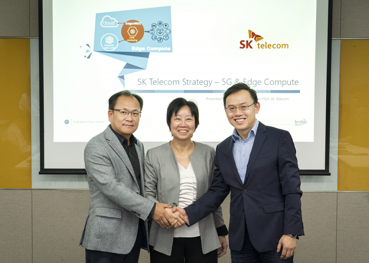 13일 서울 중구 SK텔레콤 본사에서 열린 5G 모바일 에지 컴퓨팅 태스크포스(TF) 발족식에서 하민용(왼쪽부터) SK텔레콤 경영기획2그룹장, 옹 걱 취 브리지얼라이언스 최고경영자(CEO), 이강원 SK텔레콤 클라우드랩스장이 기념 사진을 찍고 있다. [SK텔레콤 제공]