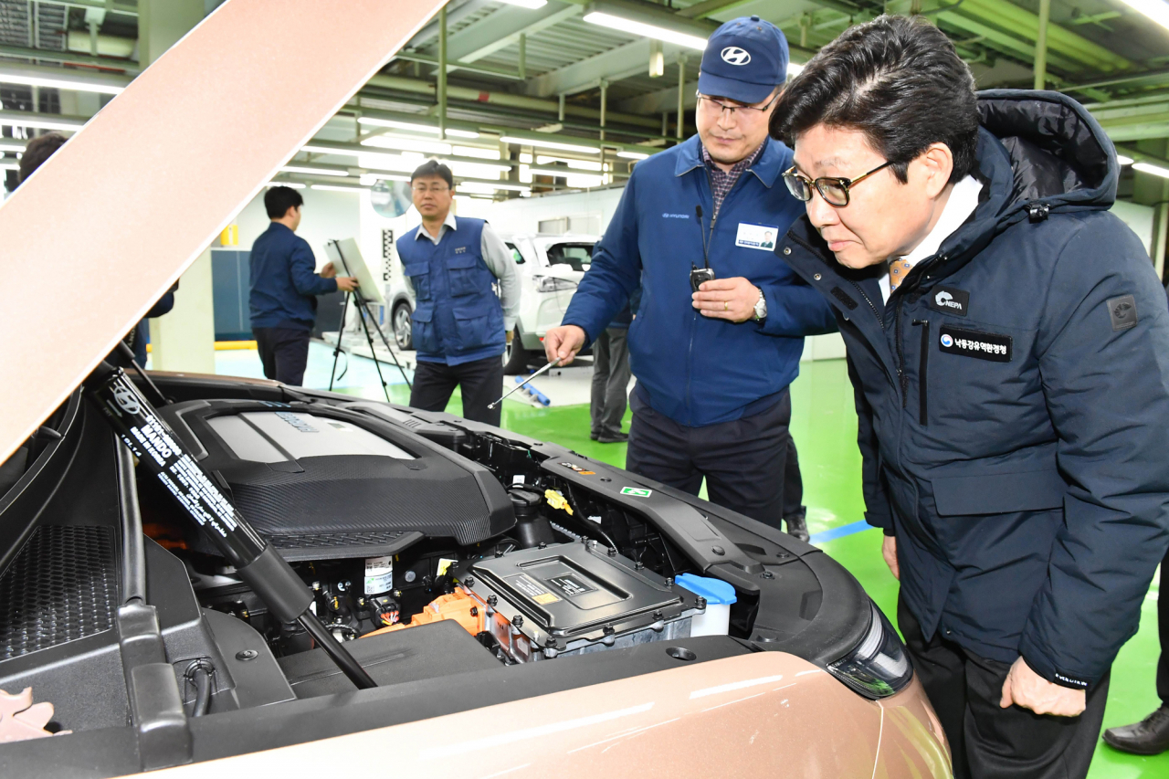 조명래 환경부 장관이 지난 10일 오후 울산 북구에 소재한 현대자동차 울산공장을 방문해 전기트럭 및 수소 승용차 생산현장을 점검하고 있다. 조 장관은 이날 관계자들을 격려하고 2020년 미래차 20만대 달성이 원활히 추진되도록 차량 적기 공급 등의 노력을 당부했다. [현대자동차 제공]