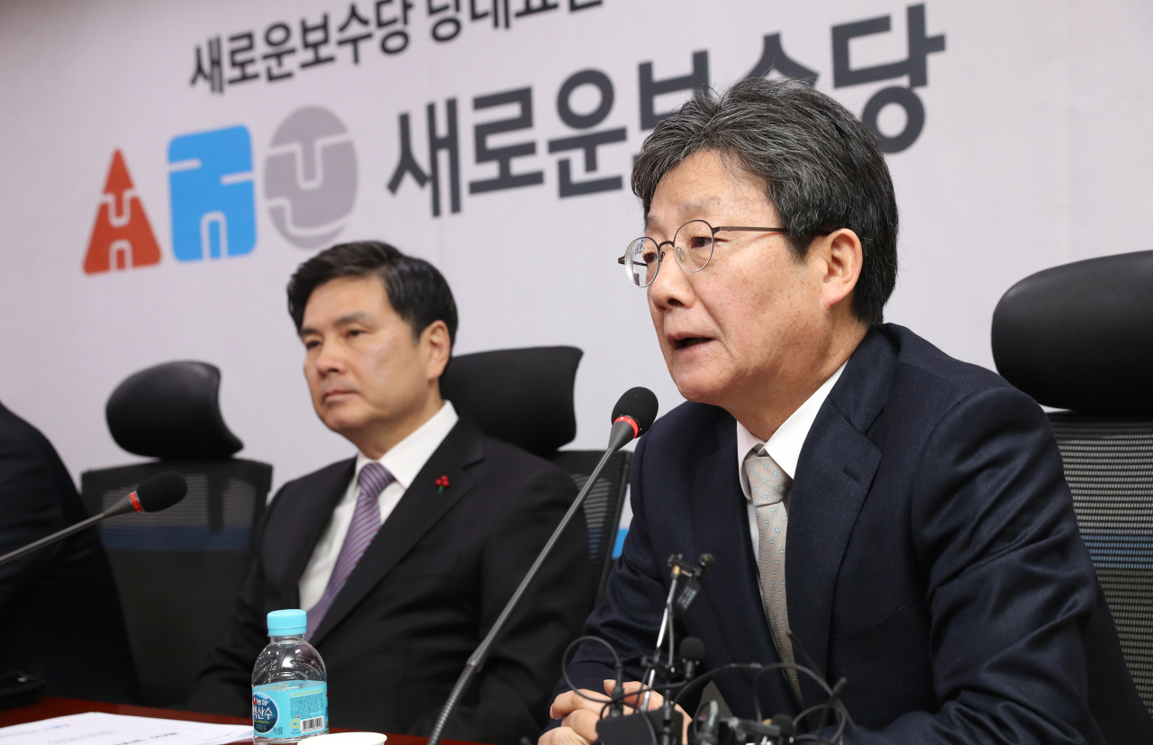 새로운보수당 유승민 보수재건위원장(오른쪽)이 13일 오전 서울 여의도 국회에서 열린 당대표단 회의에서 발언하고 있다. [연합]