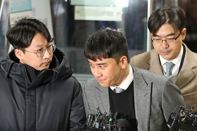 가수 승리(본명 이승현)가 13일 법원 영장심사에 출석하고 있다. [연합]