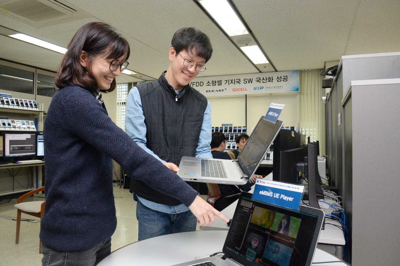 ETRI연구진이 스몰셀 기지국의 방송서비스를 시험하고 있다.[ETRI 제공]