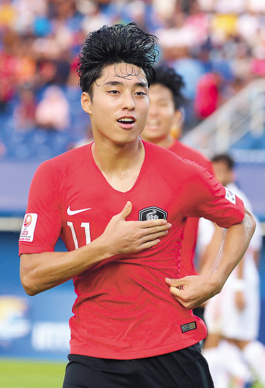 이동준이 12일(현지시간) 태국 송클라 틴술라논 스타디움에서 열린 2020 아시아축구연맹(AFC) U-23 챔피언십 이란과의 조별리그 2차전에서 선제골을 터뜨린 뒤 환호하고 있다. [연합]