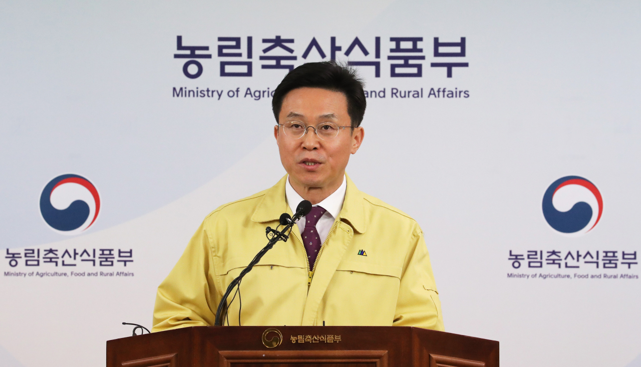 이재욱 농림축산식품부 차관이 13일 오전 세종시 정부세종청사에서 구제역 NSP(감염항체) 추가발생 관련 방역대책 브리핑을 하고 있다. ［연합］
