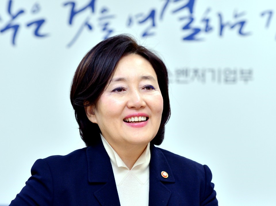 박영선 중기부장관이 21일~23일까지 열리는 스위스 다보스 포럼에 참석한다. 박장관은 포럼에 앞서 13일 선진제조 및 생산(Advanced Manufacturing and Production, AMP) 이사회(Board of Stewards)의 이사로 위촉 받았다.