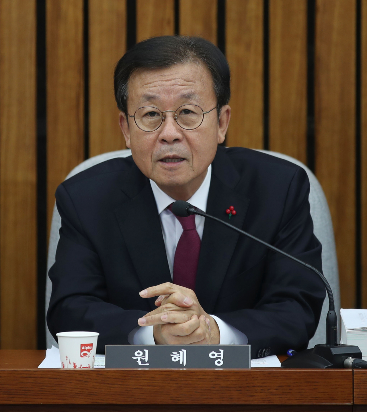 더불어민주당 공천관리위원장을 맡은 원혜영 의원이 8일 오전 국회에서 열린 정세균 국무총리 임명동의안 심사를 위한 인사청문회에서 정 후보자에게 질의하고 있다. [연합]