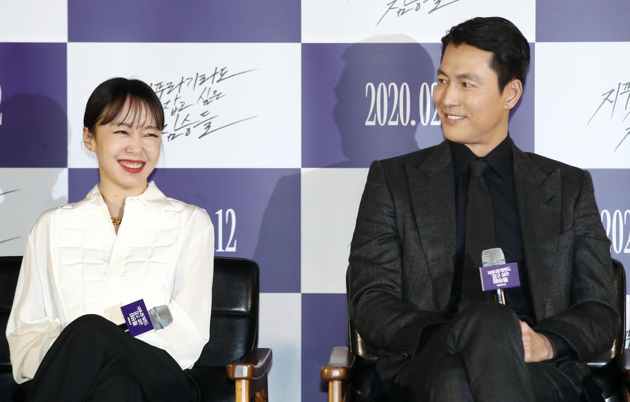Jeon Do-yeon, left, and Jung Woo-sung speak during a press conference for “Beasts Clawing at Straws” held in Seoul on Monday. (Yonhap)