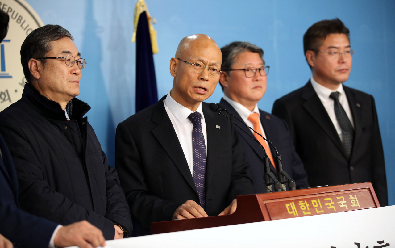 제21대 총선을 앞두고 우리공화당에 영입된 한민호 전 문화체육관광부 국장(왼쪽 두번째)이 13일 오후 국회 정론관에서 열린 인재영입 1호 기자회견에서 발언하고 있다. 연합뉴스