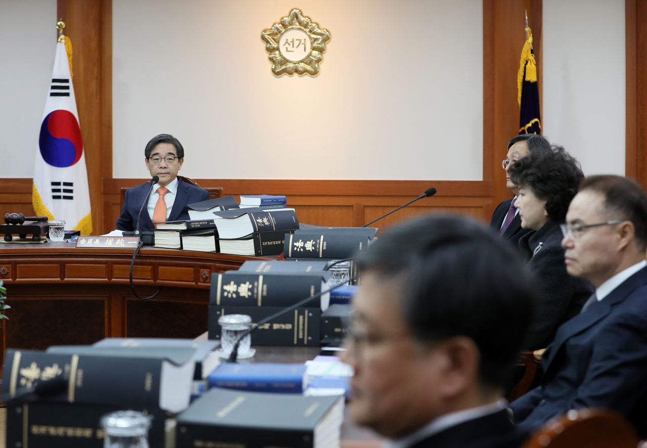 권순일 중앙선관위원장이 13일 오후 경기도 과천 중앙선관위원회 청사에서 '비례○○당' 명칭 사용 가능 여부를 결정하는 전체회의에 위원들과 함께 참석하고 있다. [연합]