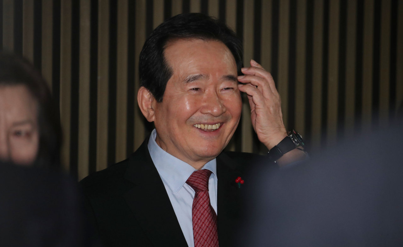 정세균 국무총리 후보자가 13일 국회에서 열린 본회의에서 자신의 국무총리 임명동의안이 가결된 후 회의장 앞에서 동료의원들과 기념촬영을 마치고 미소짓고 있다. [연합]