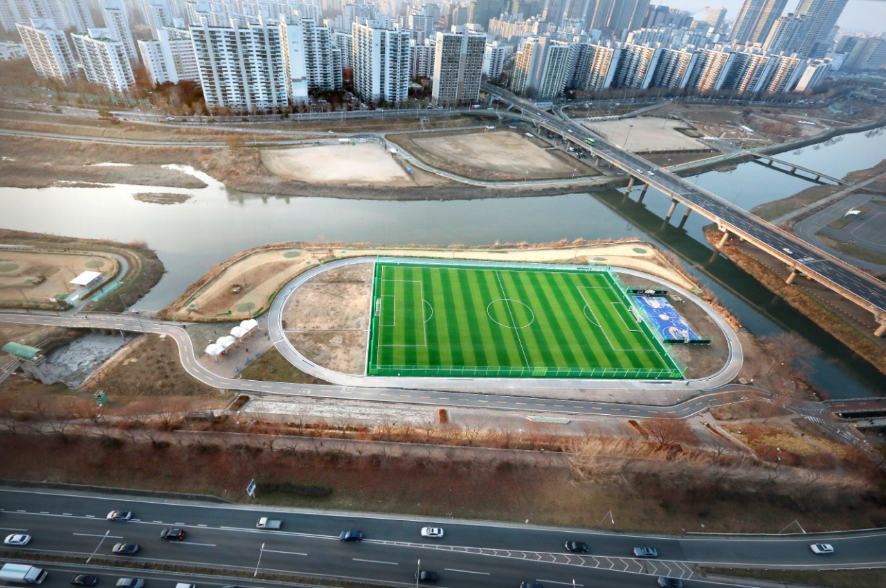 안양천 인조잔디축구장 전경 모습. [구로구 제공]