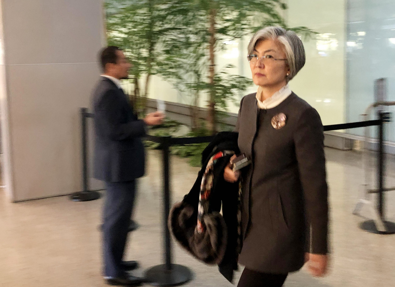 강경화 외교부 장관이 마이크 폼페이오 미국 국무장관과의 한미 외교장관회담 참석을 위해 13일(현지시간) 미국 샌프란시스코국제공항을 통해 미국에 입국했다. [연합]