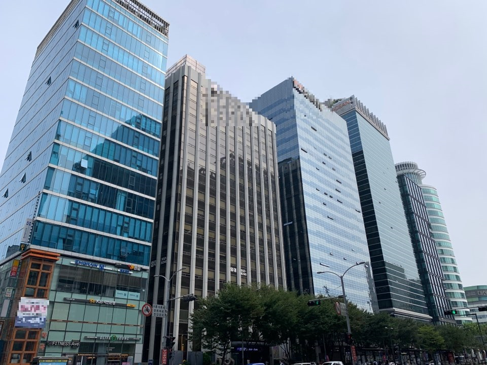 강력한 부동산 규제와 저금리 기조로 갈 곳 잃은 유동자금이 리츠(REITs·부동산투자신탁)로 몰리고 있다는 분석이 나왔다. 사진은 서울 강남대로 오피스 빌딩 [상가정보연구소 제공]