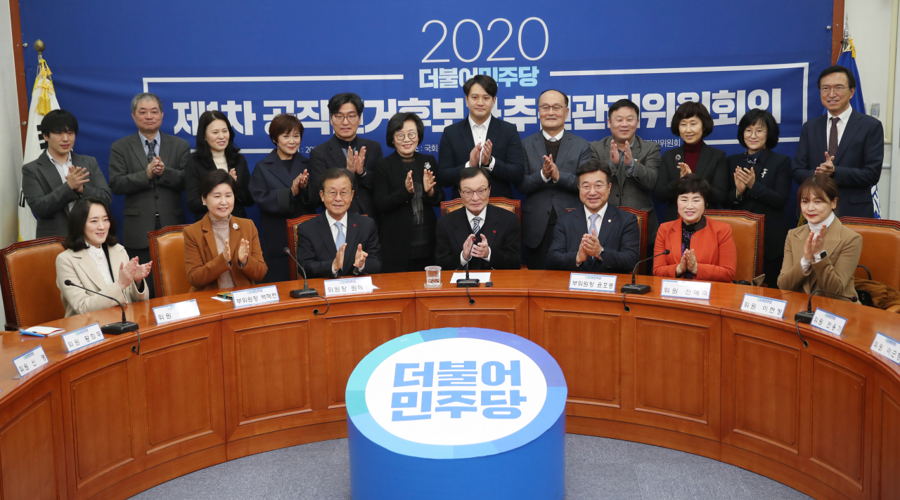 더불어민주당 이해찬 대표(앞줄 왼쪽 네 번째)가 14일 오전 국회에서 열린 중앙당공직선거후보자추천관리위원회 제1차 회의에서 위원들과 기념촬영을 하고 있다. [연합]