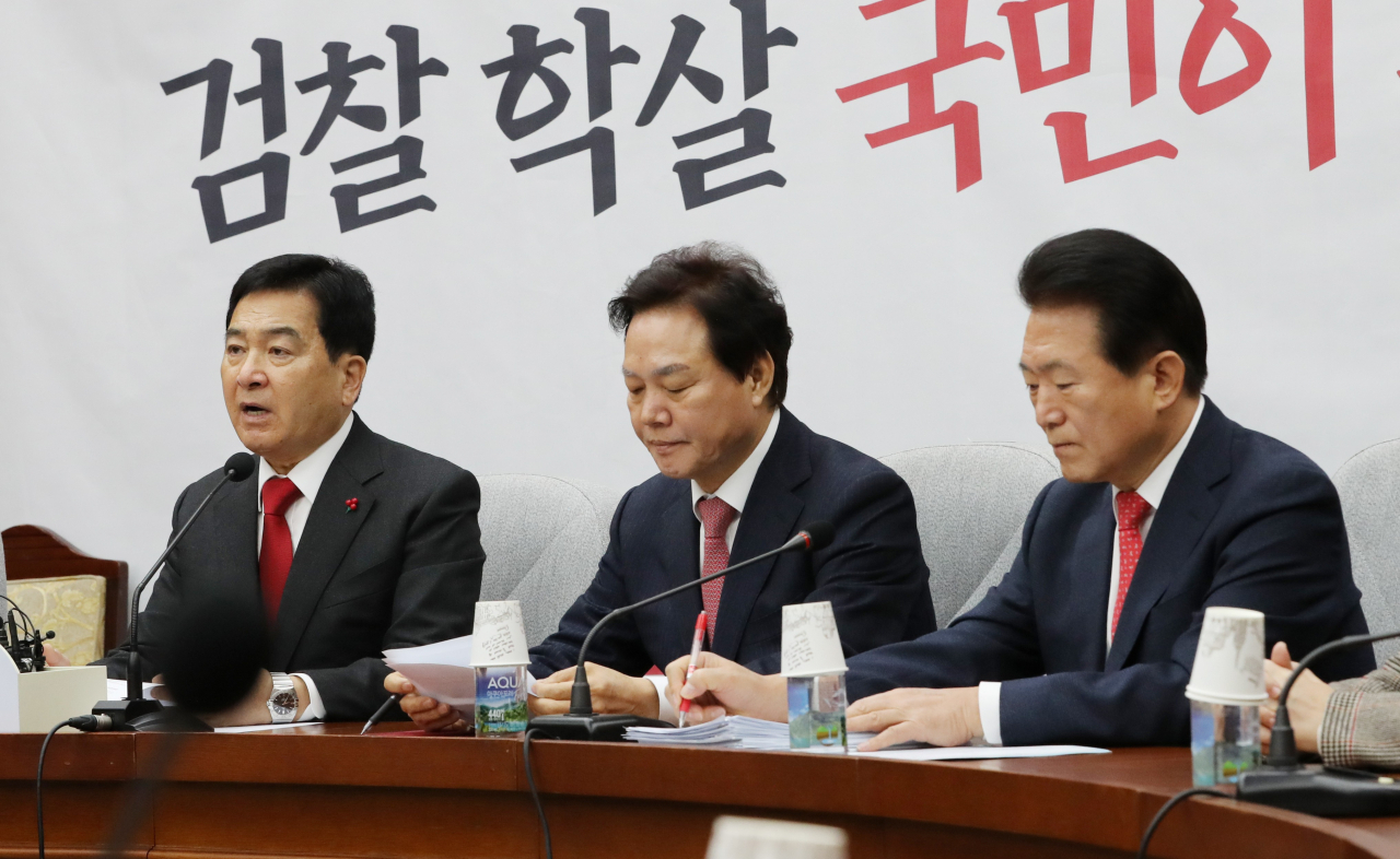 자유한국당 심재철 원내대표가 14일 오전 서울 여의도 국회에서 열린 원내대책회의에서 발언하고 있다. 연합뉴스