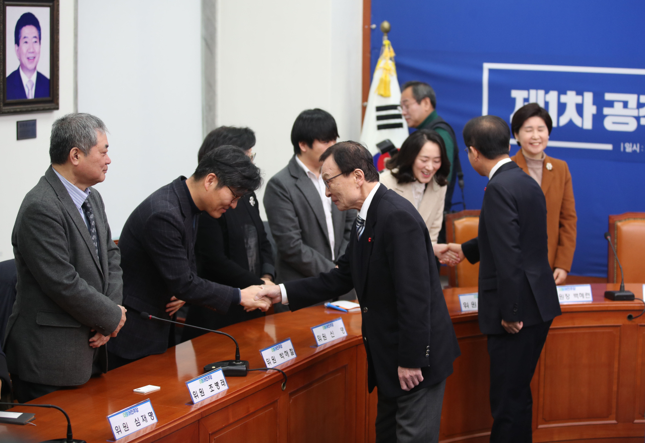 더불어민주당 이해찬 대표와 원혜영 공천관리위원회 위원장이 14일 오전 국회에서 열린 중앙당공직선거후보자추천관리위원회 제1차 회의에서 위원들과 인사하고 있다. [연합]
