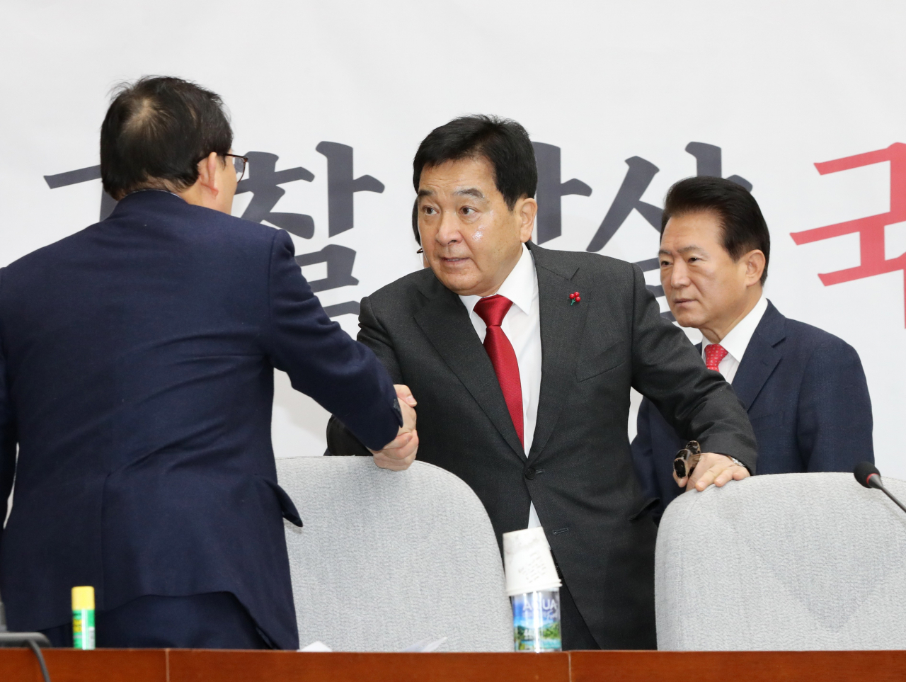 자유한국당 심재철 원내대표가 14일 오전 서울 여의도 국회에서 열린 원내대책회의에 참석해 의원과 인사하고 있다. [연합]