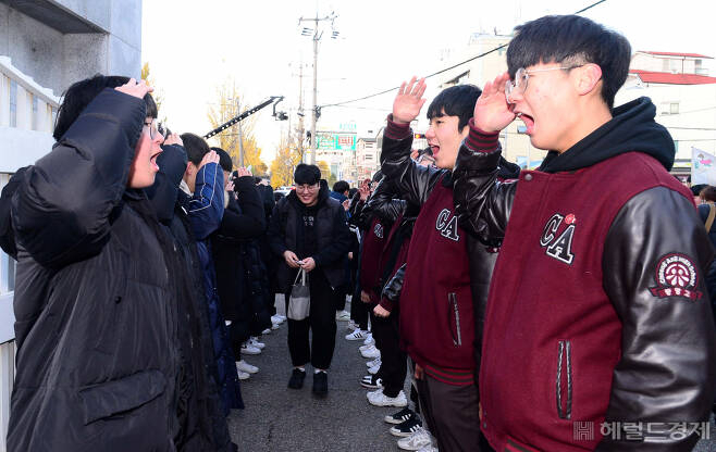 2001년생들이 2020년 우리 나이로 스무 살이 됐다. 올해 대학을 입학하며 성인이 된것이다. 지난해 11월 대학수학능력시험을 치르기 위해 2001년생인 고등학교 3학년 학생들이 시험장에 들어서며 후배들의 격려를 받고 있는 모습. 이상섭 기자/babtong@heraldcorp.com