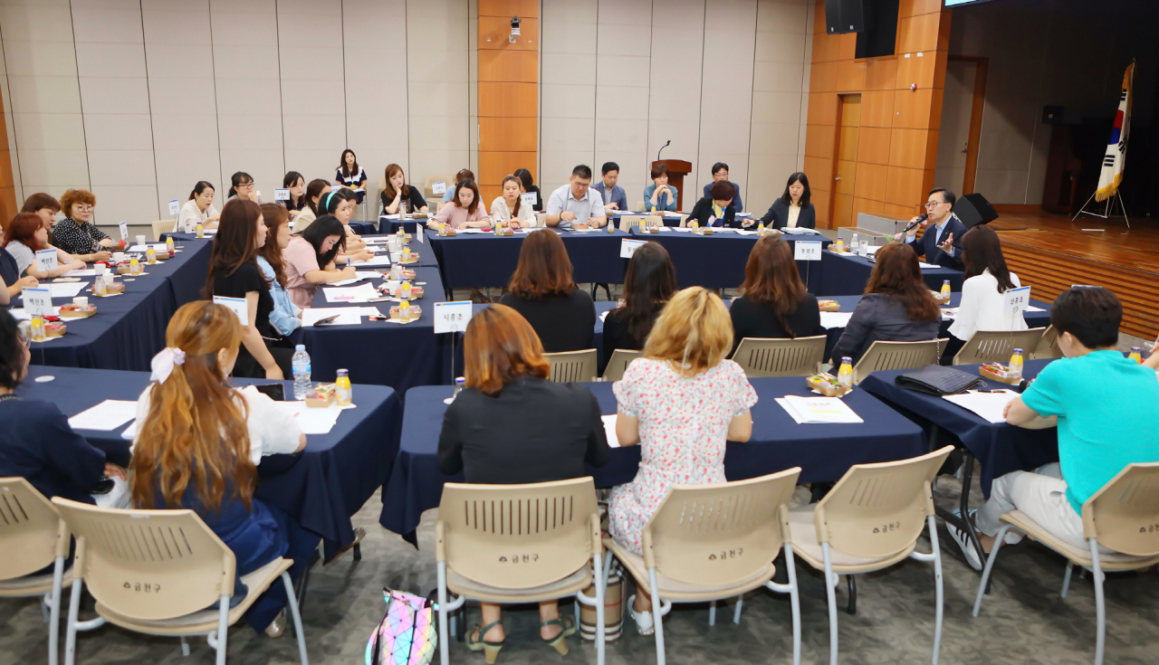 지난해 6월 금천구청 대강당에서 개최된 초등학교 학부모 간담회 모습. [금천구 제공]