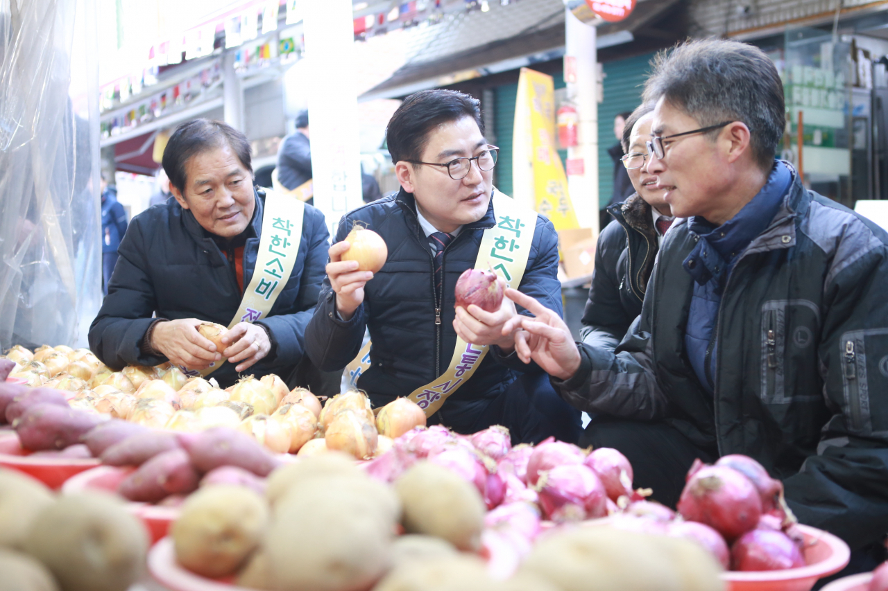 지난해 1월, 설 명절을 앞두고 이정훈 강동구청장이 성내전통시장을 방문해 전통시장 활성화 홍보 활동을 펼치고 있는 모습. [강동구 제공]