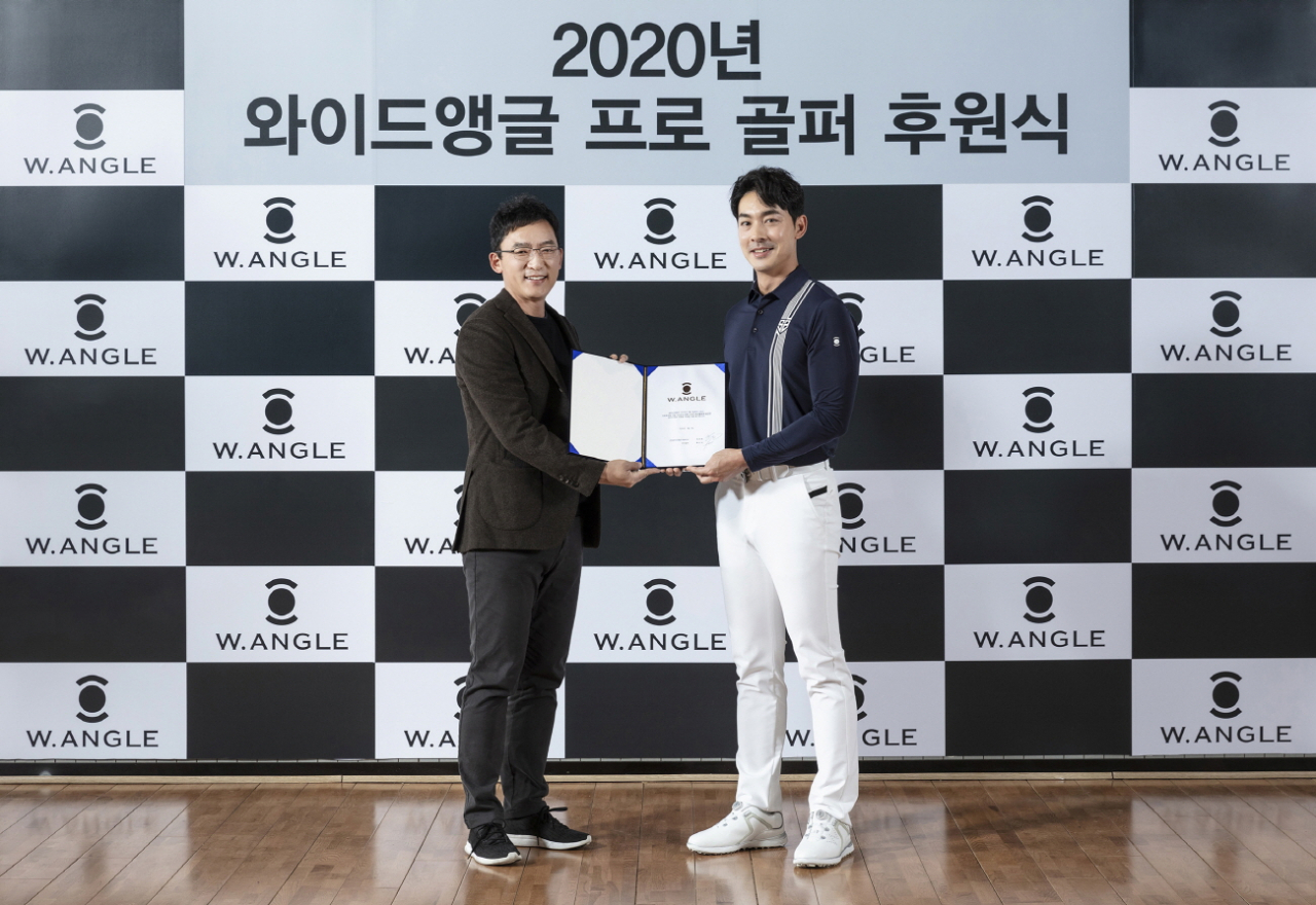 홍순상(오른쪽)이 와이드앵글과 1년간 의류 후원 계약을 맺었다