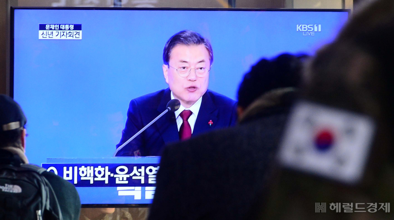 14일 오전 서울역에서 시민들이 문재인 대통령의 임기 후반기 첫 기자회견을 TV로 지켜보고 있다. [사진=이상섭 기자/babtong@heraldcorp.com]