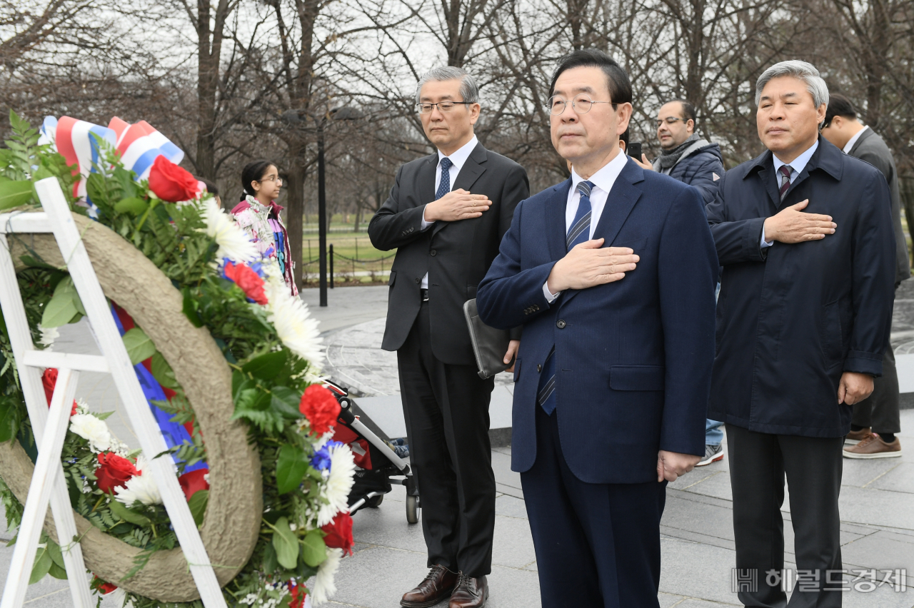13일(현지시간) 미국 워싱턴D.C. 한국전쟁 참전용사 기념공원에서 박원순 시장이 참전용사들의 숭고한 희생과 헌신을 기리고 있다. [서울시 제공]