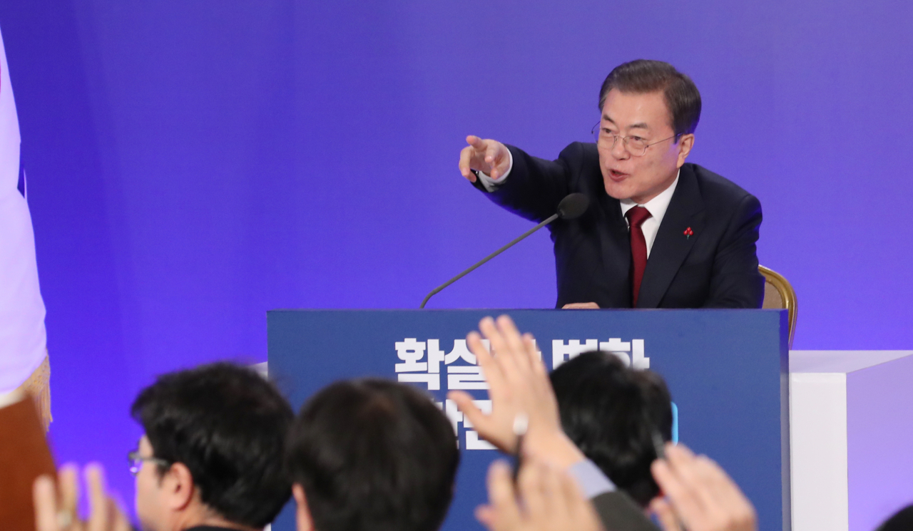 문재인 대통령은 14일 오전 청와대 영빈관에서 가진 신년 기자회견에서 한반도 비핵화와 평화프로세스 추진 의지를 재확인했다. [연합]