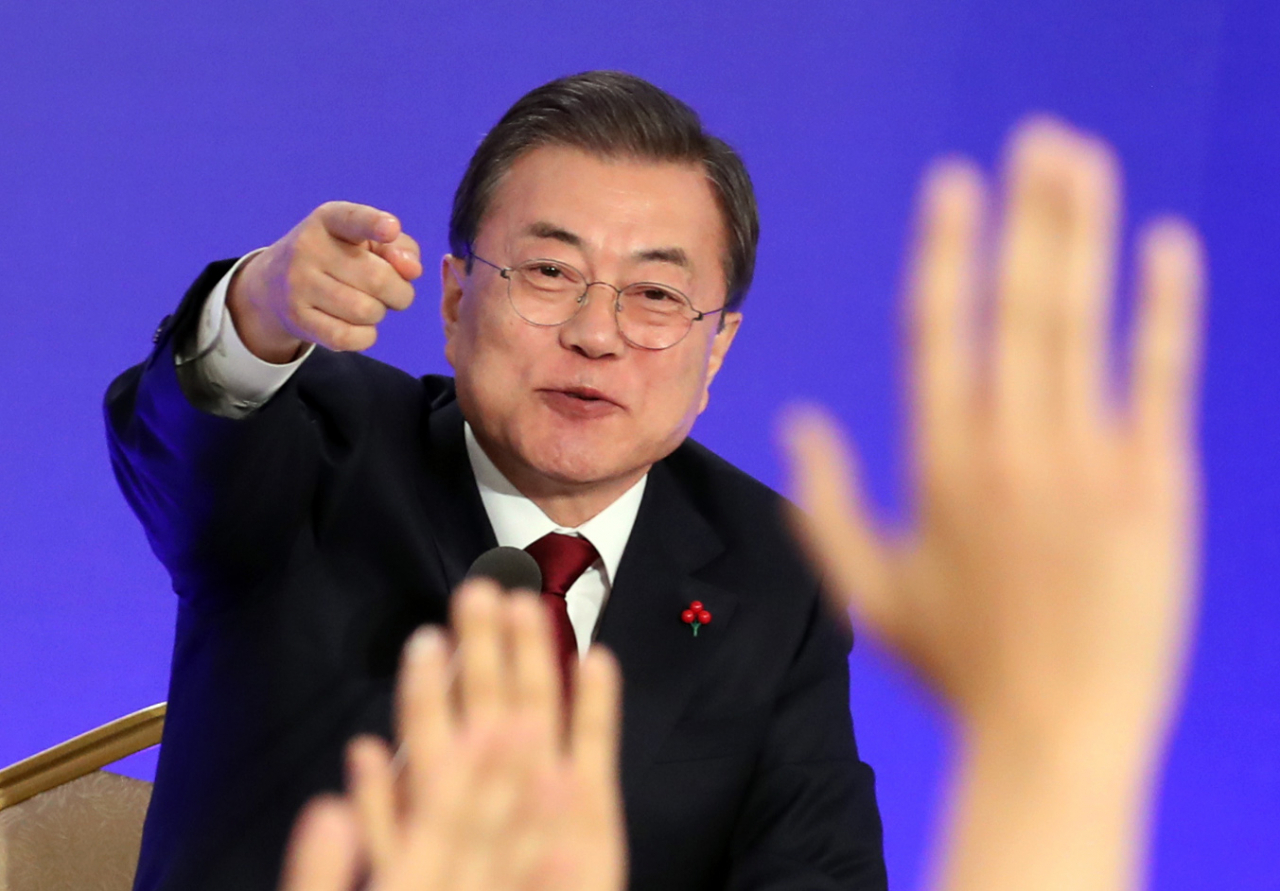 문재인 대통령이 14일 오전 청와대 영빈관에서 열린 2020 신년 기자회견에서 질문을 요청하는 기자를 지정하고 있다. [연합]