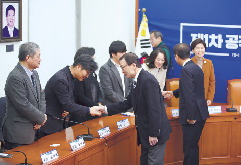 더불어민주당 이해찬 대표와 원혜영 공천관리위원회 위원장이 14일 오전 국회에서 열린 중앙당공직선거후보자추천관리위원회 제1차 회의에서 위원들과 인사하고 있다. [연합]