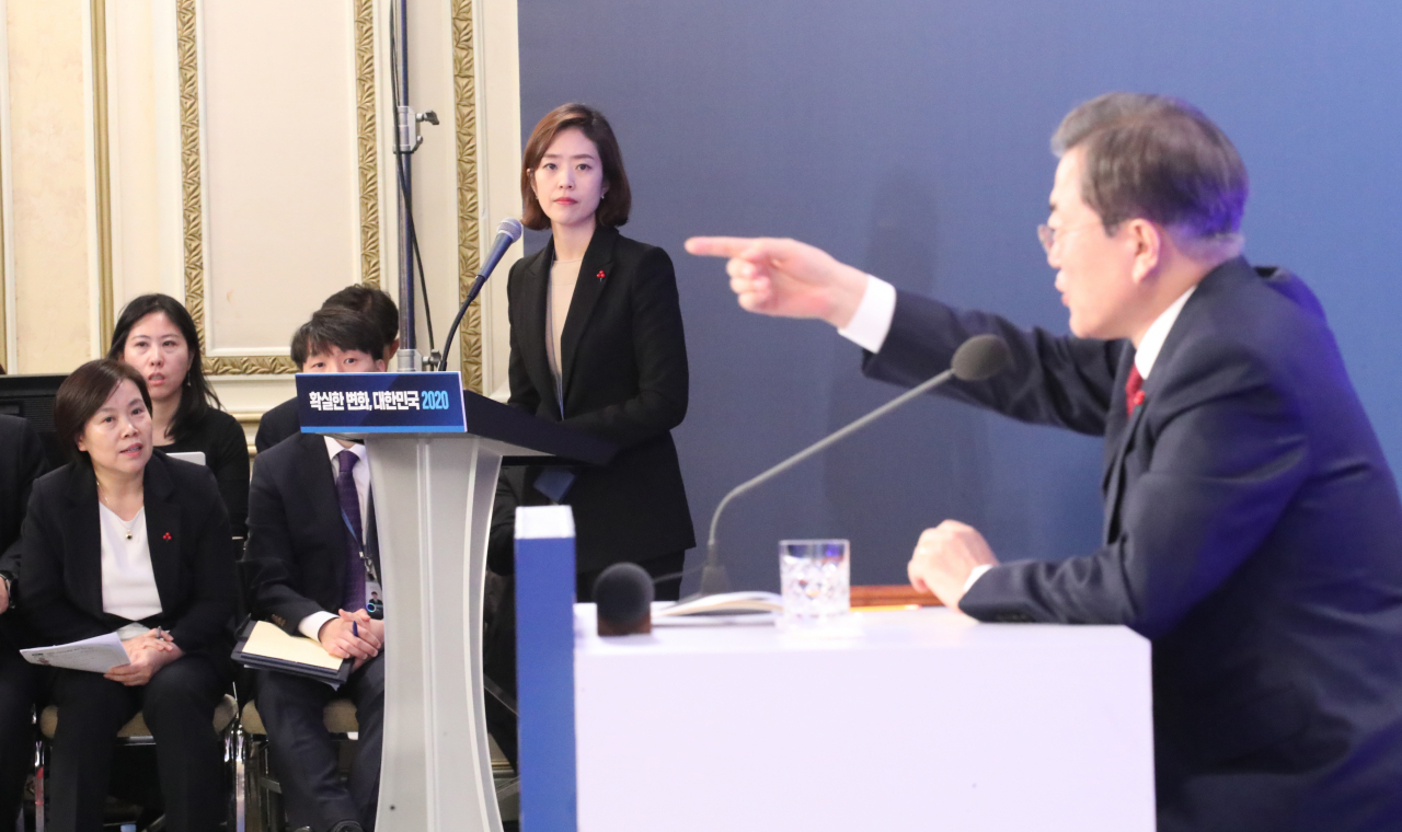 고민정 청와대 대변인과 유송화 춘추관장이 14일 오전 청와대 영빈관에서 문재인 대통령의 질의응답을 지켜보고 있다. 연합뉴스
