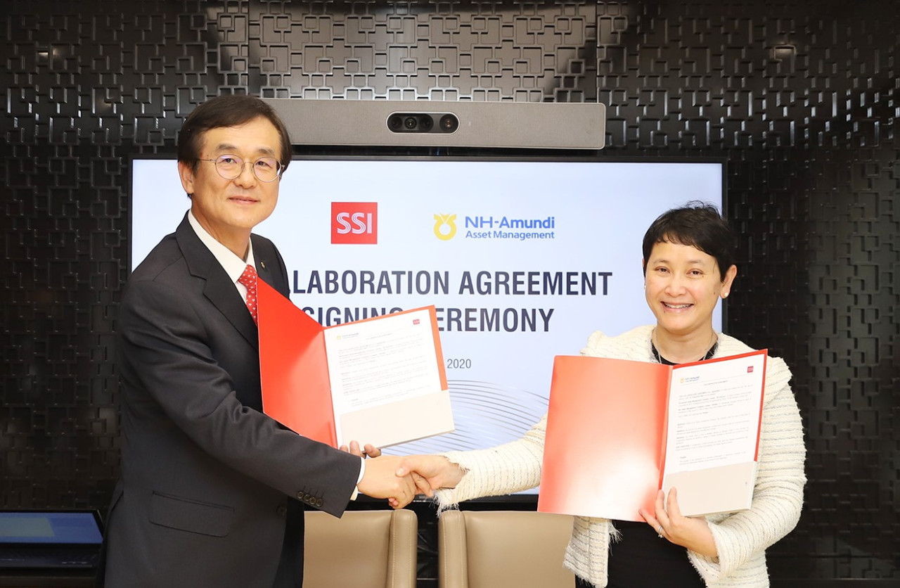 NH-Amundi Asset Management Chief Executive Bae Young-hoon (left) and SSIAM Chief Executive Le Thi Le Hang pose for a photo at a signing ceremony on Monday. (NH-Amundi Asset Management)