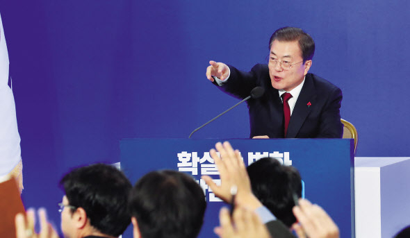 문재인 대통령이 14일 오전 청와대 영빈관에서 열린 2020 신년 기자회견에서 질의를 요청하는 기자를 지정하고 있다. [연합]