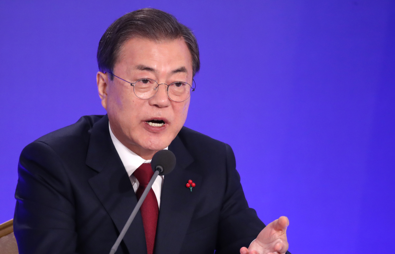 문재인 대통령이 14일 오전 청와대 영빈관에서 열린 2020년 신년 기자회견에서 취재진 질문에 답하고 있다. [연합뉴스 제공]