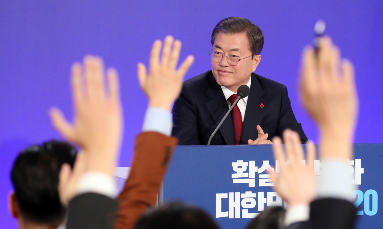 문재인 대통령이 14일 오전 청와대 영빈관에서 열린 2020 신년 기자회견에서 질문을 받고 있다. [연합뉴스 제공]