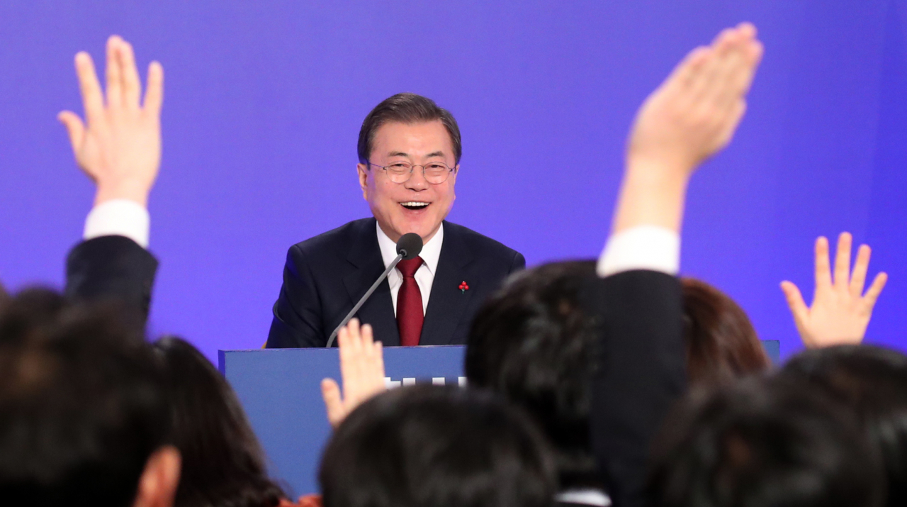 문재인 대통령이 14일 오전 청와대 영빈관에서 열린 2020 신년 기자회견에서 질문을 받고 있다. [연합]
